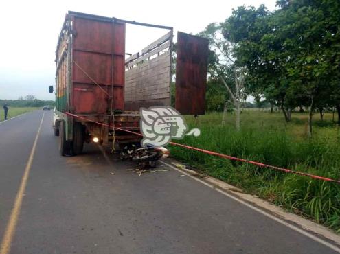 Trailero murió atropellado por un motociclista en carretera Isla-Santiago Tuxtla