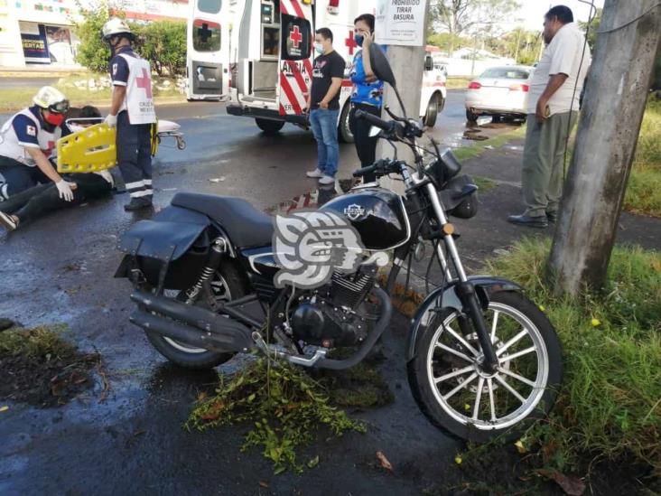 Se registra fuerte accidente entre motociclista y conductor de camioneta en Veracruz