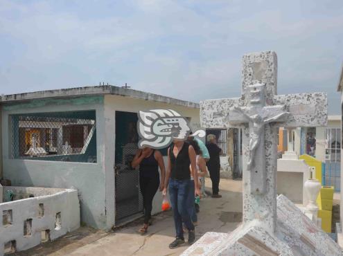 Reabren cementerios de Las Choapas; limpian y restauran tumbas