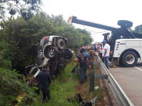 Por exceso de velocidad, camioneta cae del puente en Tuxpan