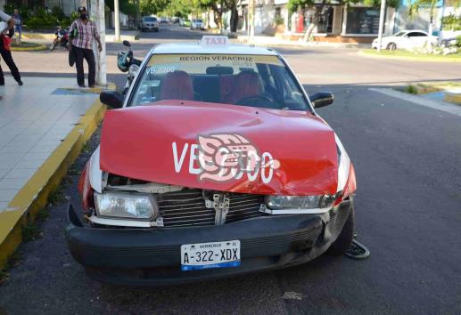 Vehículo particular impacta a taxista tras no respetar preferencia vial