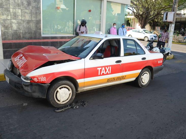 Vehículo particular impacta a taxista tras no respetar preferencia vial