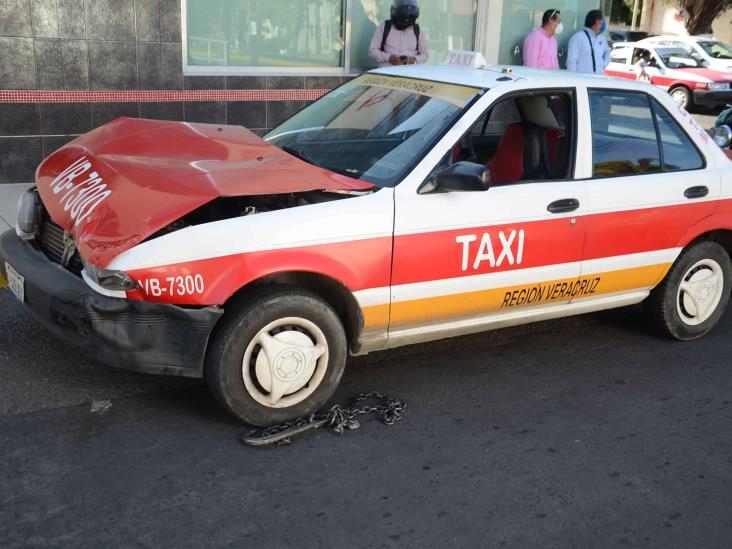 Vehículo particular impacta a taxista tras no respetar preferencia vial