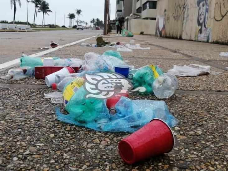 Tras pachanga, amanece el Malecón de Coatzacoalcos hecho un basurero