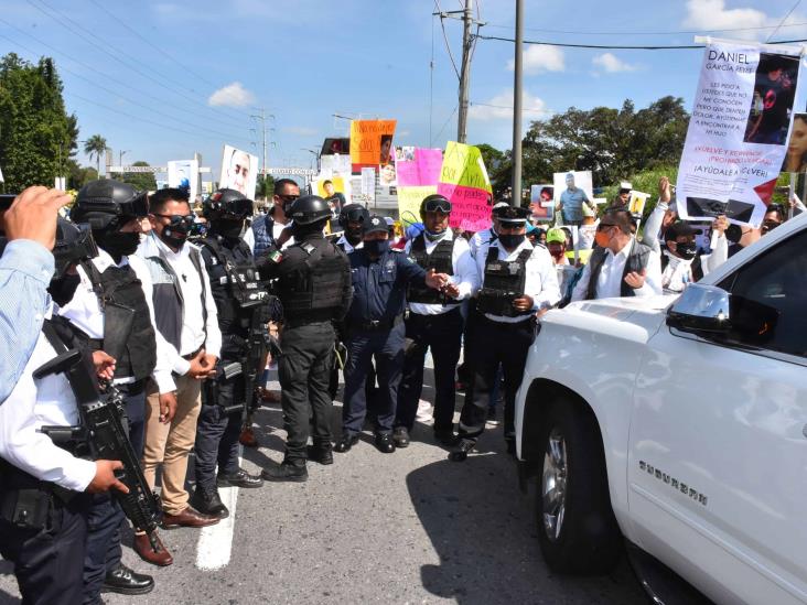 Autoridades de Veracruz huyen de familiares de desaparecidos