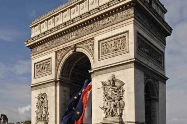 Evacúan área del Arco del Triunfo en París por alerta de bomba