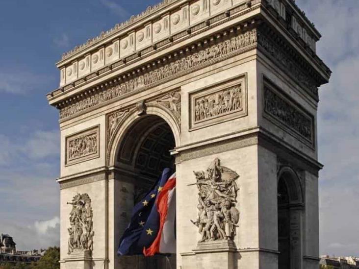 Evacúan área del Arco del Triunfo en París por alerta de bomba