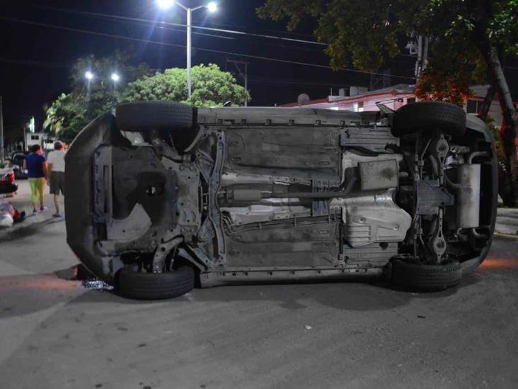 Taxista impacta a camioneta y termina volcada en calles de Veracruz