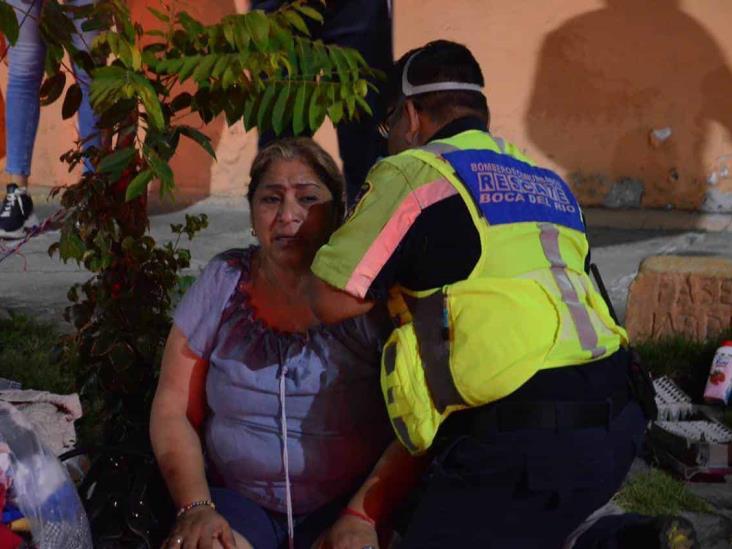 Taxista impacta a camioneta y termina volcada en calles de Veracruz