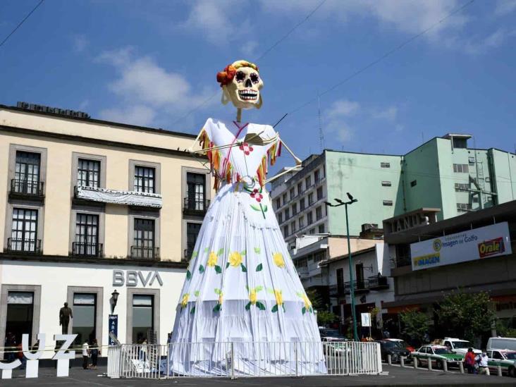 Xalapa: colocan Catrina para conmemorar a fallecidos por COVID-19