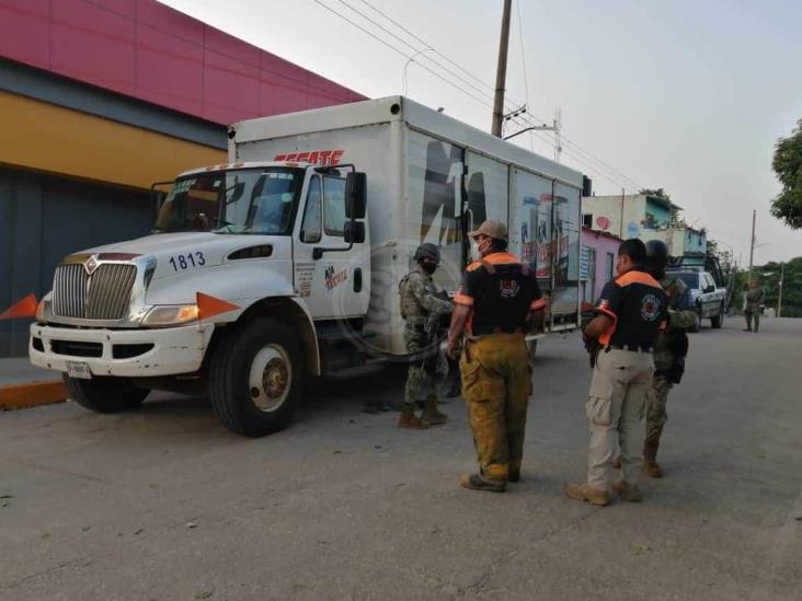Narcobloqueos en carreteras del sur de Veracruz; vandalizan comercios y autos