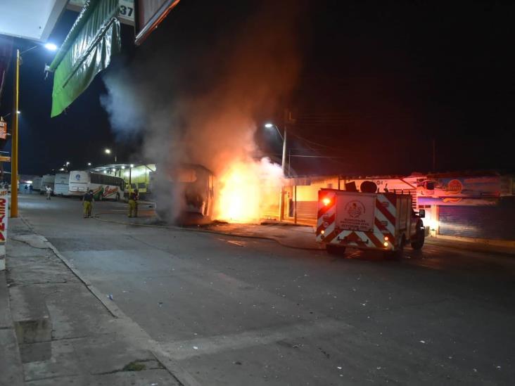 Delincuentes queman autobús en terminal de Acayucan; chofer se salva