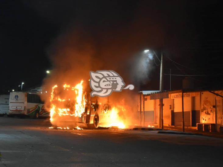 Delincuentes queman autobús en terminal de Acayucan; chofer se salva