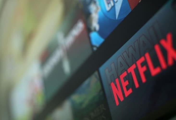 Netflix sube los precios a clientes en EU; acciones se disparan
