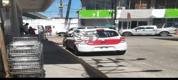 Taxistas generan caos vial en pleno centro de Nanchital