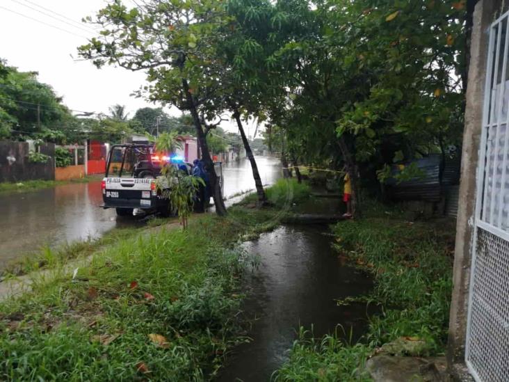 Encuentran un bebé sin vida en un canal de Coatzacoalcos