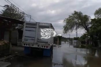 Se estanca el agua en calles de la Playón sur de Minatitlán

