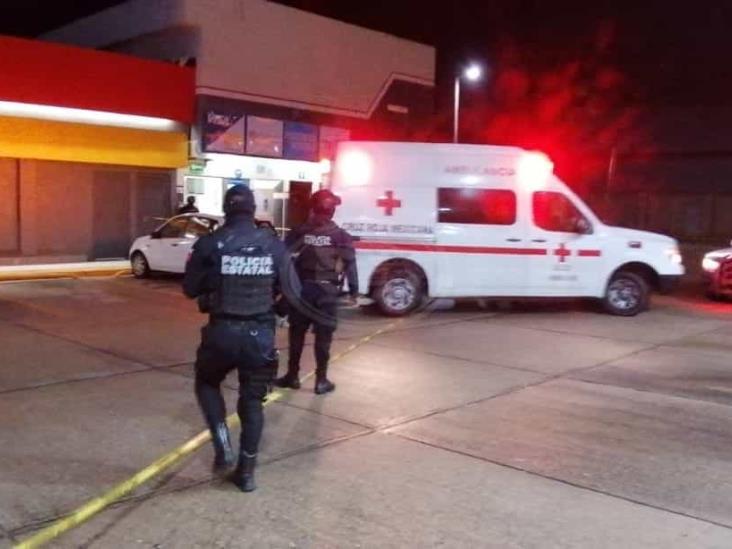 Atacan a balazos a taxista afuera de tienda de conveniencia en Coatzacoalcos