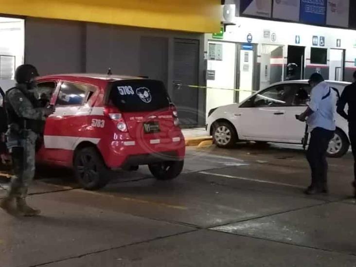 Atacan a balazos a taxista afuera de tienda de conveniencia en Coatzacoalcos