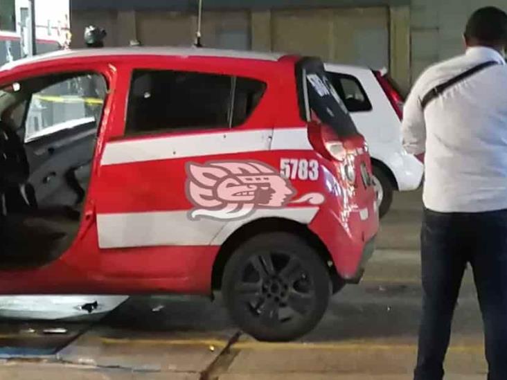 Atacan a balazos a taxista afuera de tienda de conveniencia en Coatzacoalcos