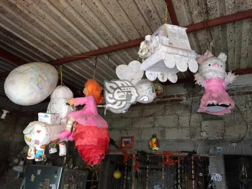 Daniel ofrece sus piñatas para ayudar a su padre