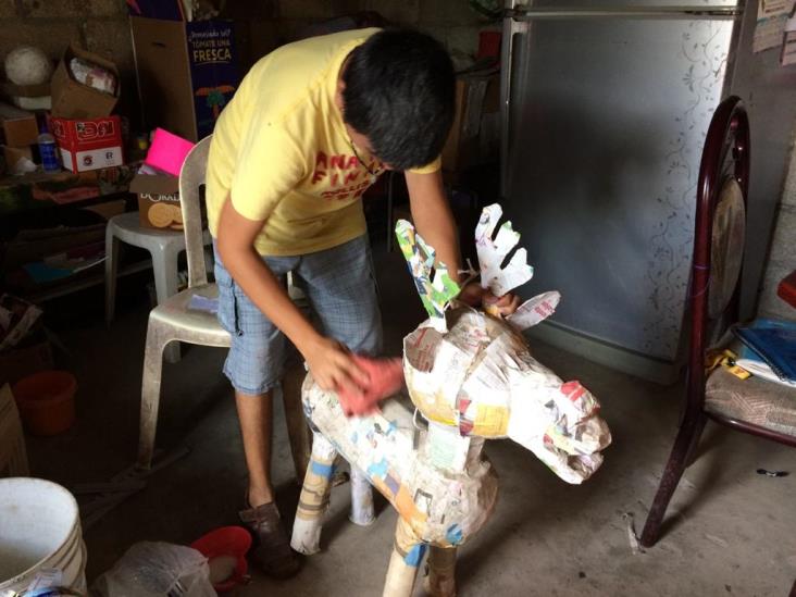 Daniel ofrece sus piñatas para ayudar a su padre