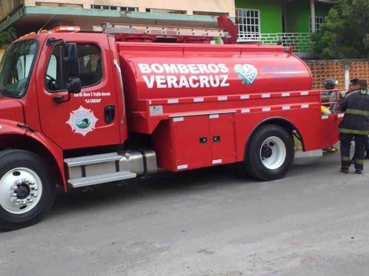 Se registra intensa movilización ante quema de basura ilegal en vivienda de Veracruz
