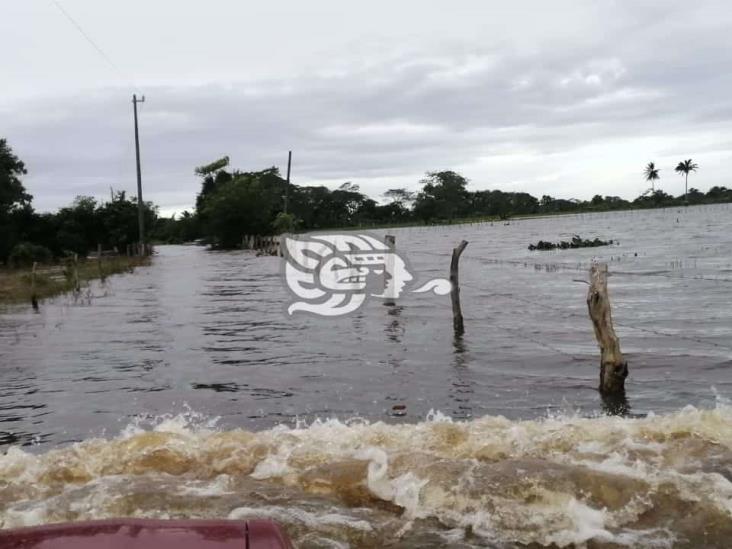 Inundado el camino al ejido Zapotal en Ixhuatlán del Sureste