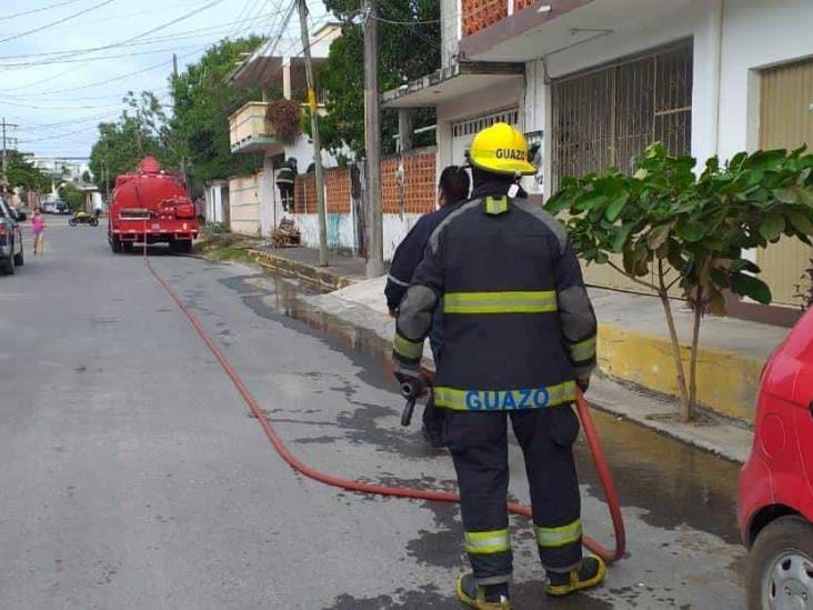 Se registra intensa movilización ante quema de basura ilegal en vivienda de Veracruz