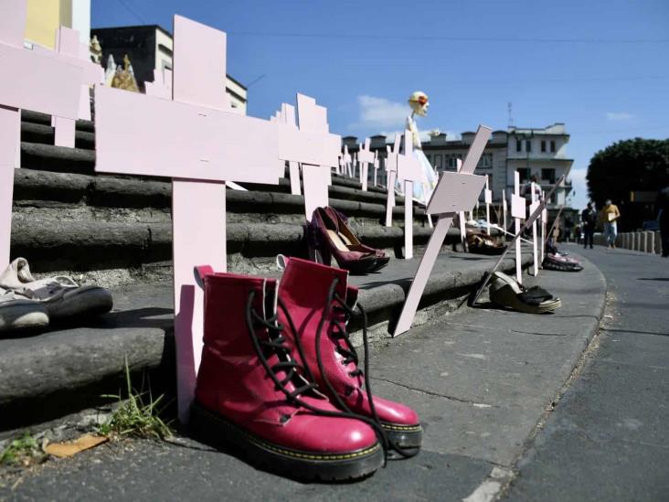 Para representar feminicidios, colocan cruces en catedral de Xalapa