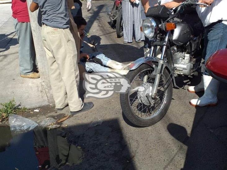 Por falta de precaución, motociclista se estrella con vehículo particular