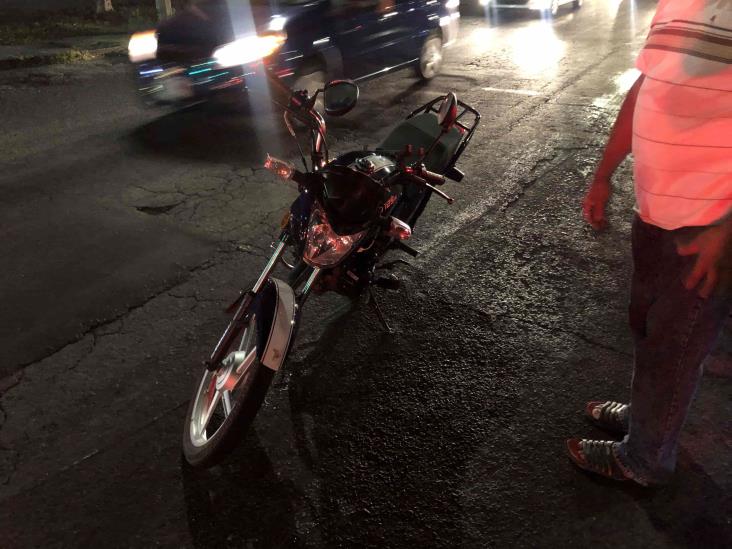 Repartidor de comida rápida, derrapa en calles de Veracruz