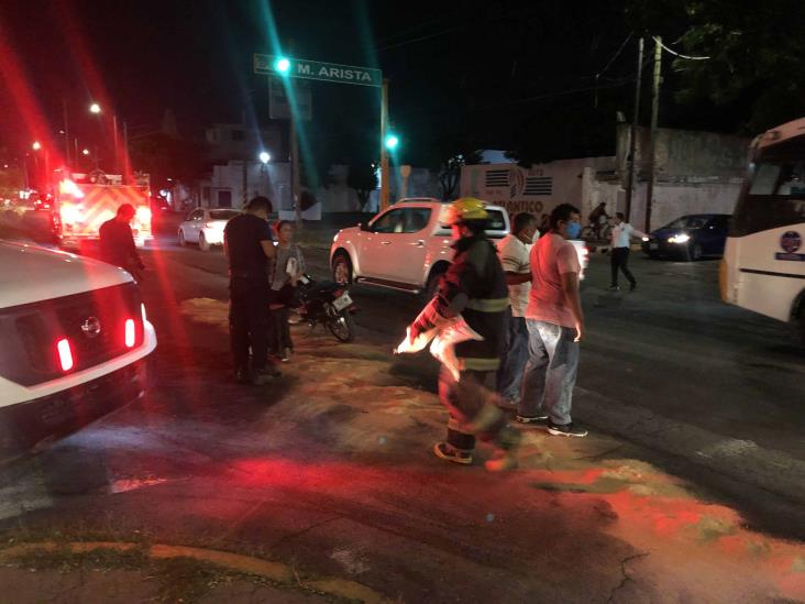 Repartidor de comida rápida, derrapa en calles de Veracruz