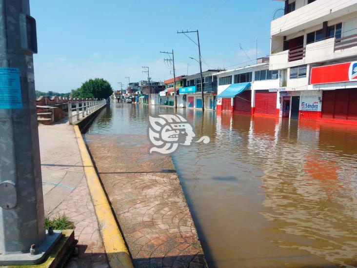 Baja el agua en el centro de Minatitlán; río Coatzacoalcos desciende
