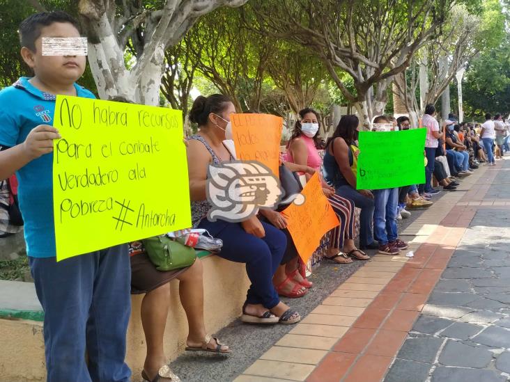 Protestan Antorchistas en Poza Rica por recortes federales