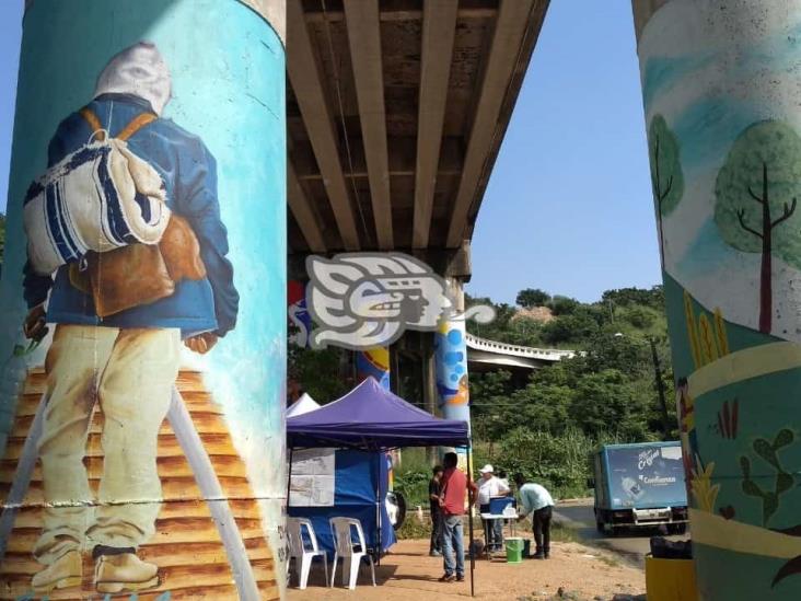 Acayuqueño pinta murales en columnas de puente en Coatzacoalcos