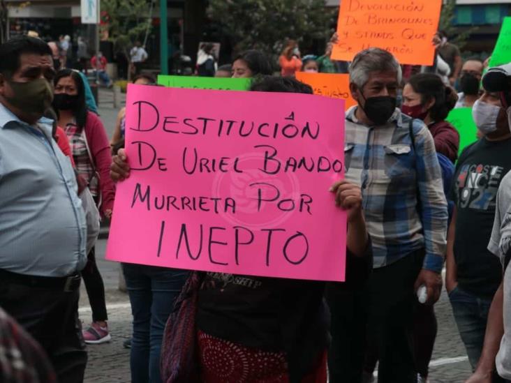 Piden comerciantes reabrir parques en Xalapa; cierran calles