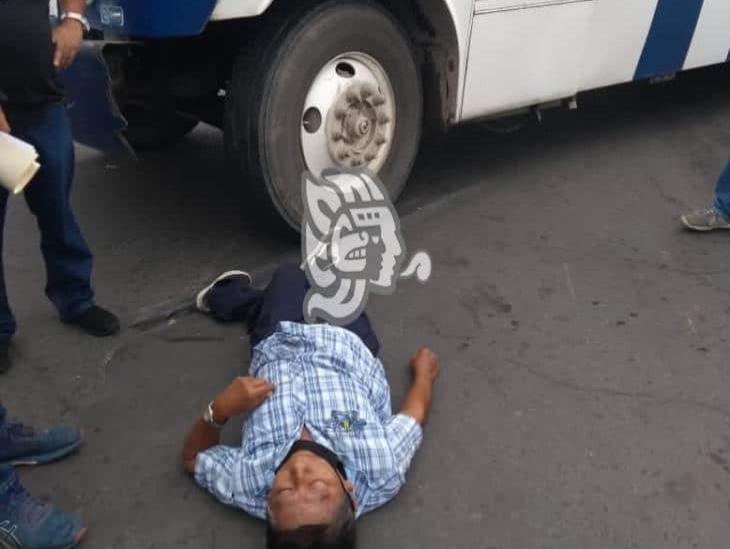 En Veracruz, urbano atropella y deja herido a hombre