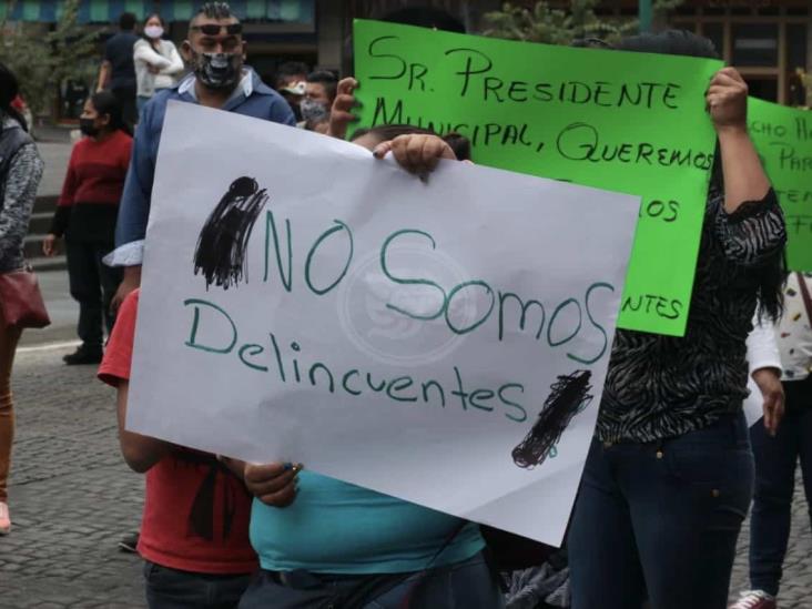 Piden comerciantes reabrir parques en Xalapa; cierran calles