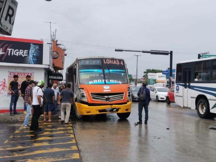 Impacta autobús a automóvil particular en avenida Rafael Cuervo