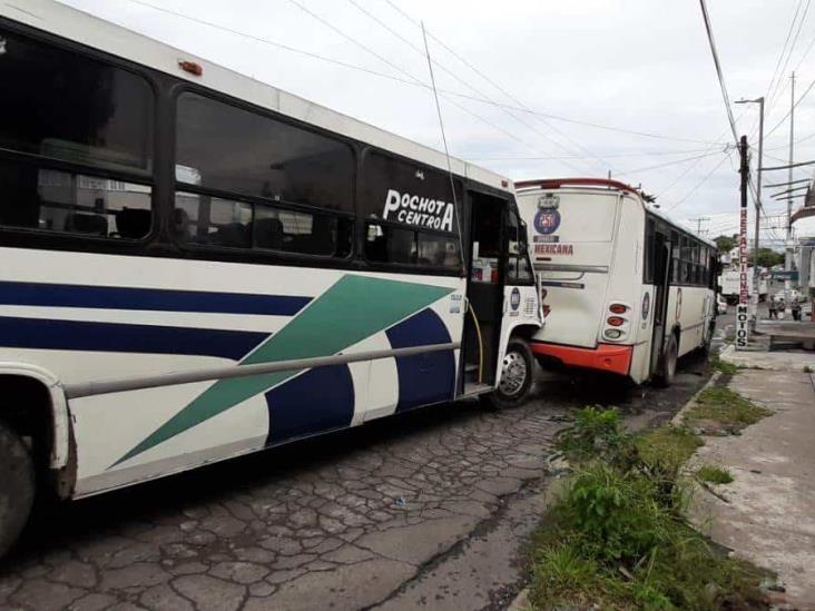 Se registra choque entre dos urbanos en Veracruz