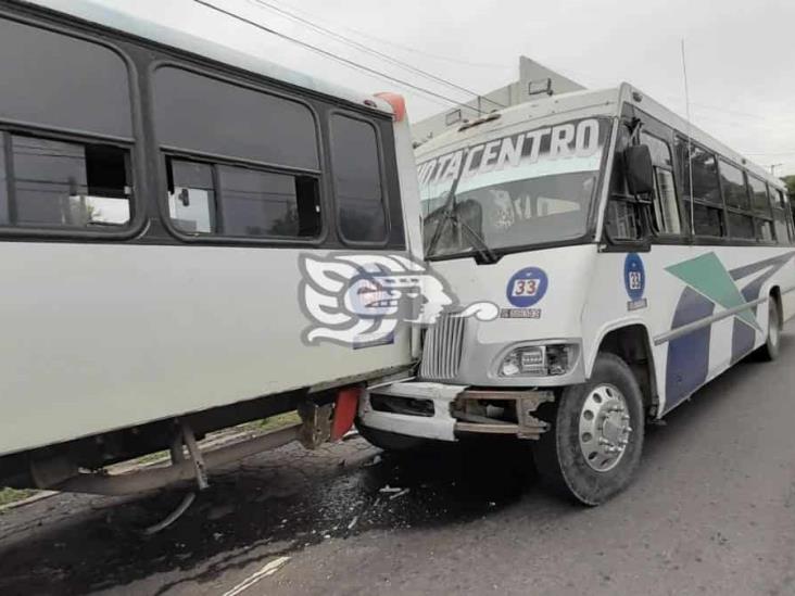 Se registra choque entre dos urbanos en Veracruz