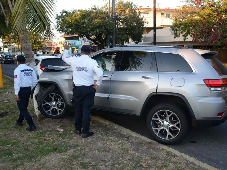 Camioneta se impacta contra palmera en Veracruz