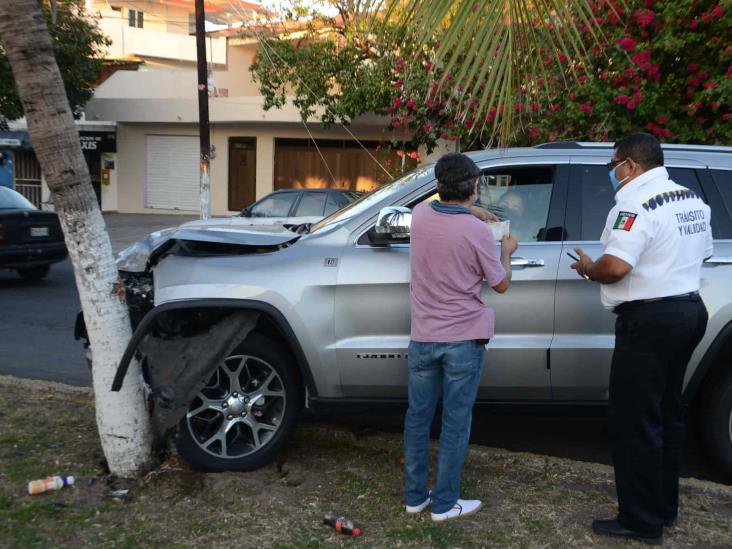 Camioneta se impacta contra palmera en Veracruz