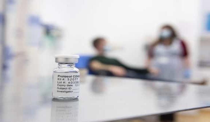 AstraZeneca reporta una eficacia media de 70% en su vacuna