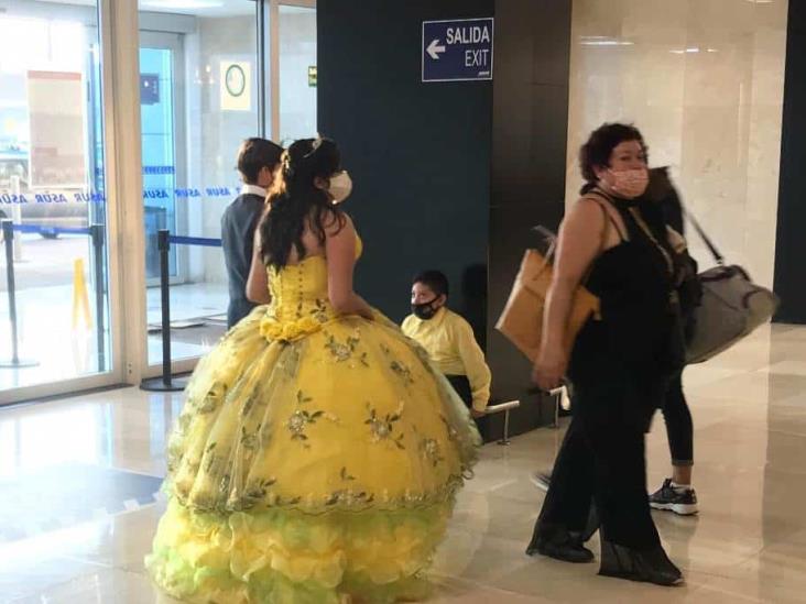 Llega vestida de quinceañera tras no poder celebrar fiesta a Aeropuerto