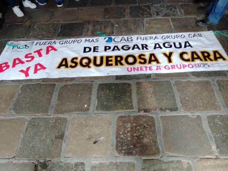 Se encadena al Ayuntamiento de Veracruz por cobros excesivos de agua