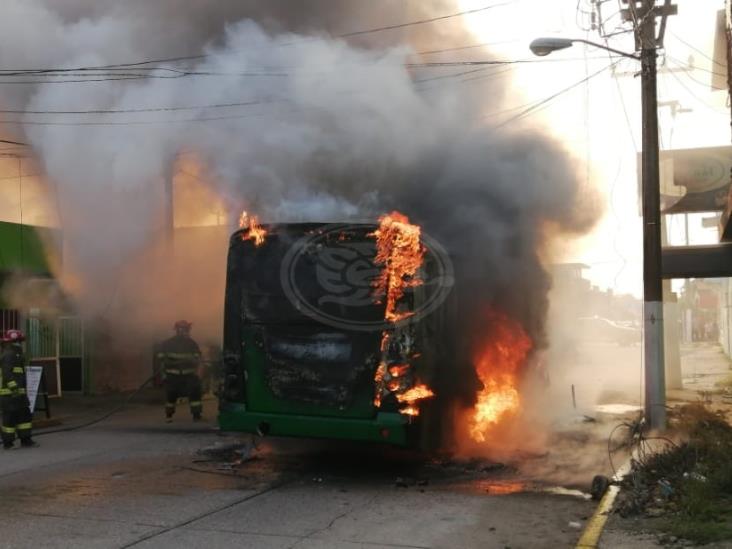 Delincuentes incendian autobús en Coatzacoalcos; pasajeros y chofer se salvan