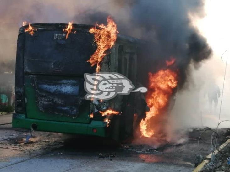 Delincuentes incendian autobús en Coatzacoalcos; pasajeros y chofer se salvan