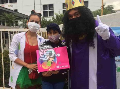 Paya Coatza, entrega regalos a niños que luchan contra leucemia